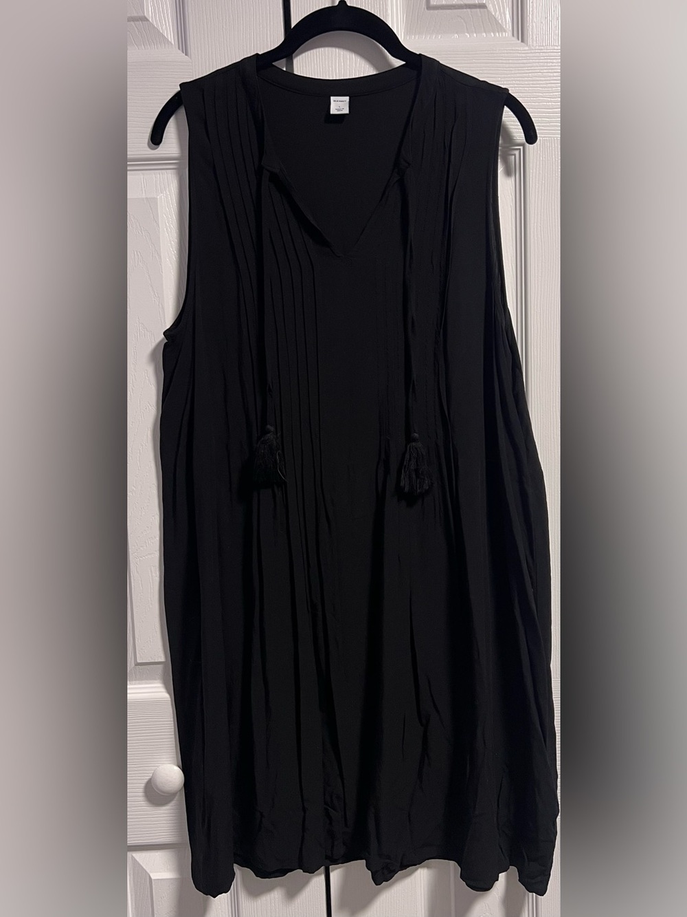 Old Navy Black Sleeveless V-Neck Tunic with Tassels